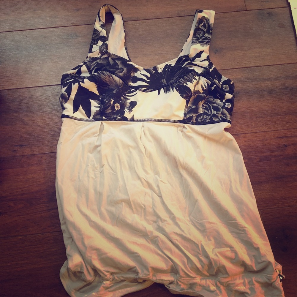 Used white size 8 lulu lemon top.