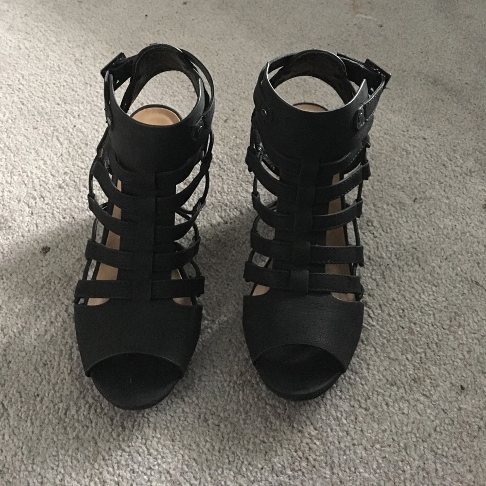 Black low chunky heels