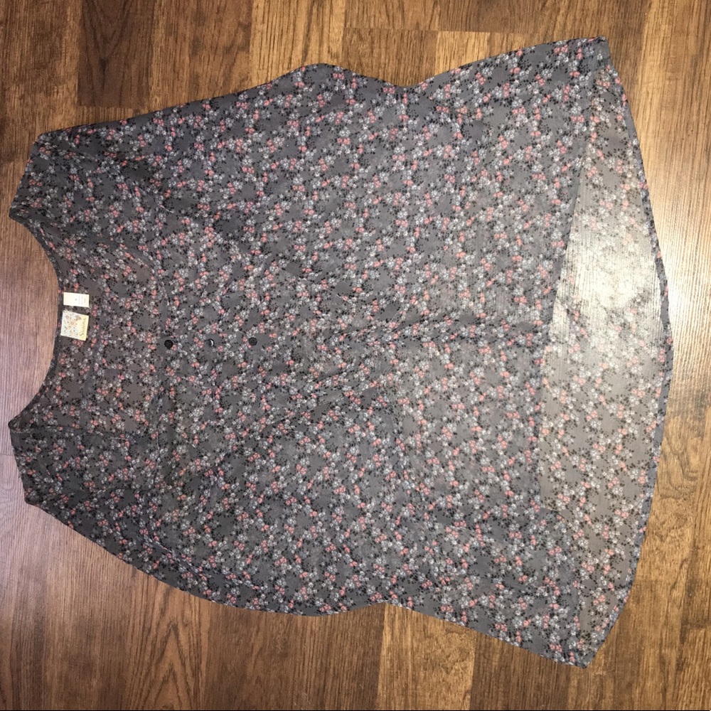 Sheer gray floral 3/4 button down