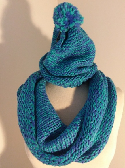 Forever 21 Chunky Cable Pom Pom Beanie Hat & Infinity Scarf Knitted Set - Picture 3 of 5