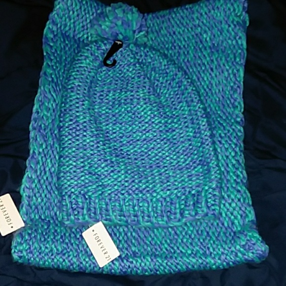 Forever 21 Chunky Cable Pom Pom Beanie Hat & Infinity Scarf Knitted Set - Picture 4 of 5