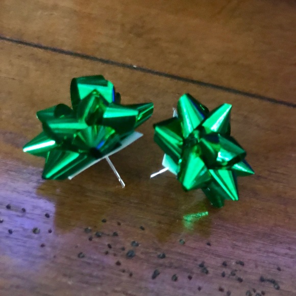 Mini holiday bow earrings in metallic RED - Picture 3 of 4