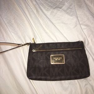 michael kors jet set wristlet, brown MK print.