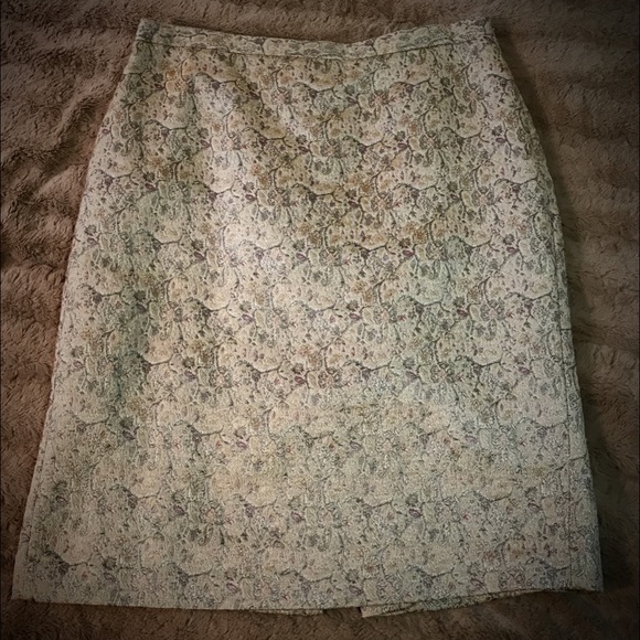 Ann Taylor Dresses & Skirts - Ann Taylor LOFT-shimmer Damask Skirt. Size 6