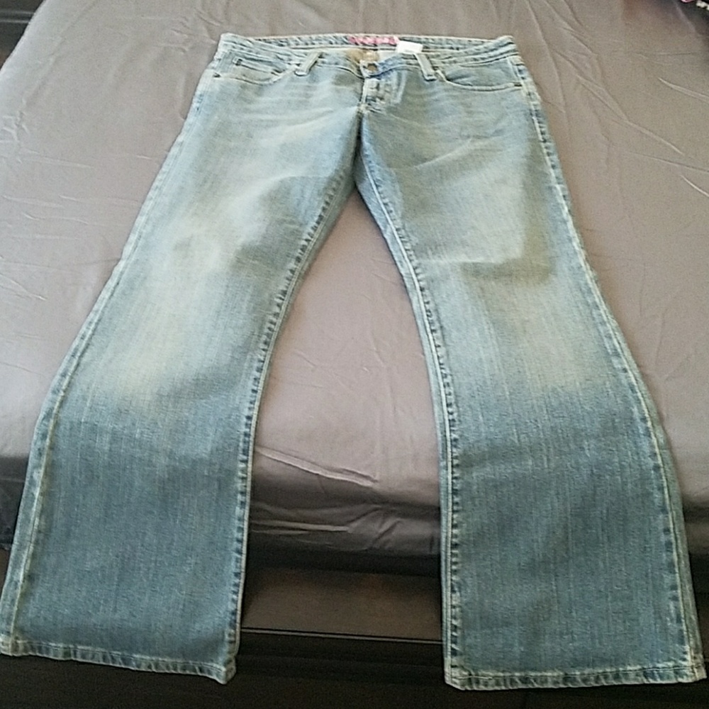 Women's levis jeans
