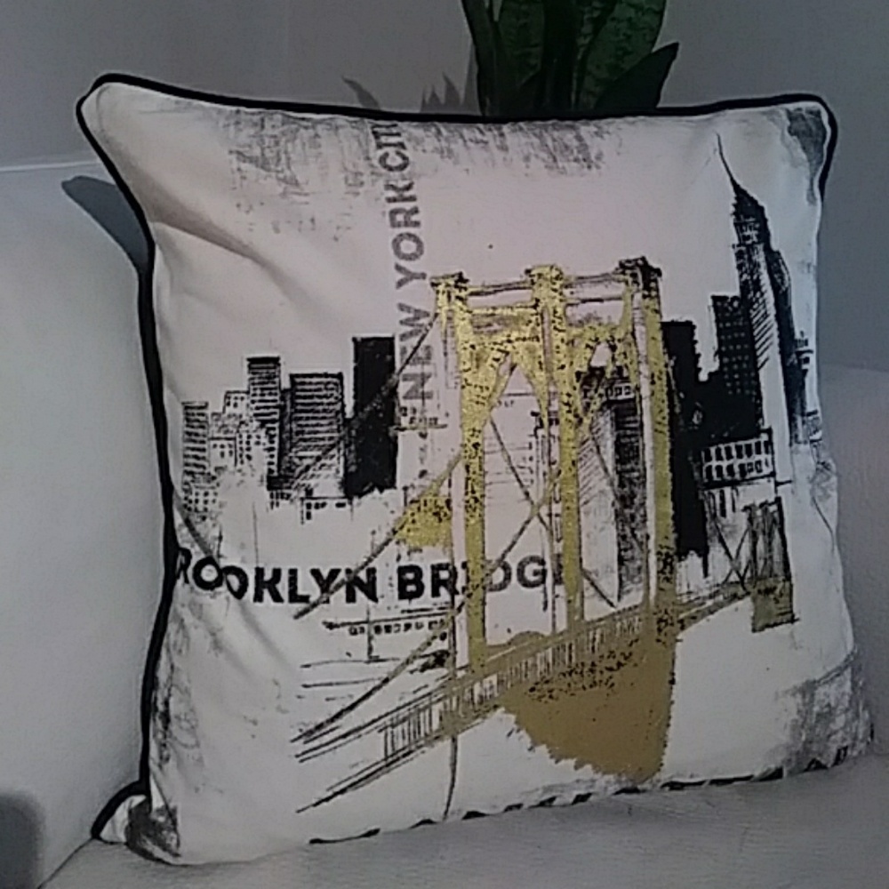 Pillow - Picture 2 of 7