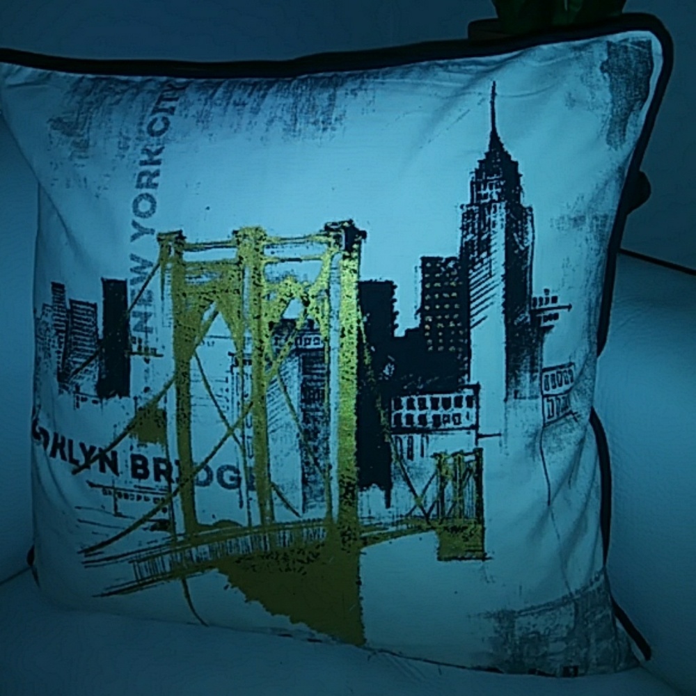 Pillow - Picture 3 of 7