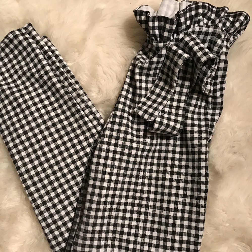 Plaid black-and-white ruffled Capri pants
