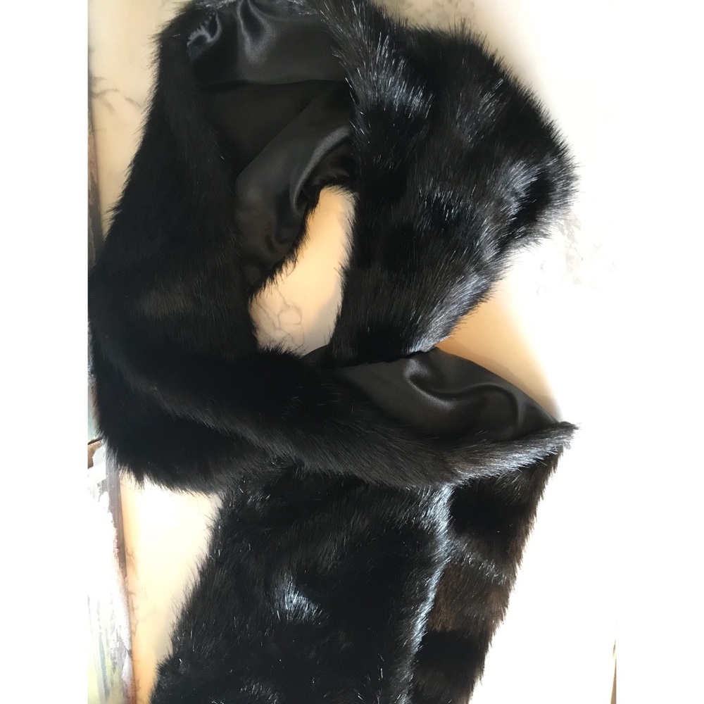 ❌SOLD❌ Vera Wang Fur Scar