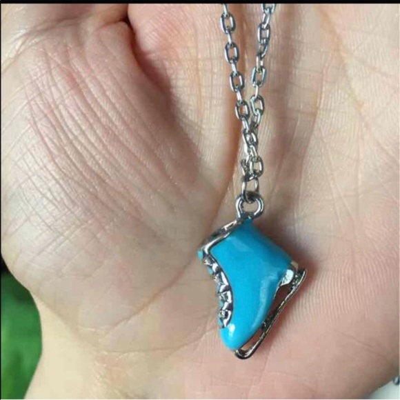 Ice skate ⛸ necklace - Picture 3 of 4