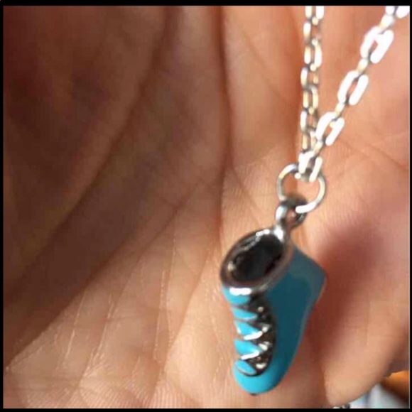 Ice skate ⛸ necklace - Picture 4 of 4