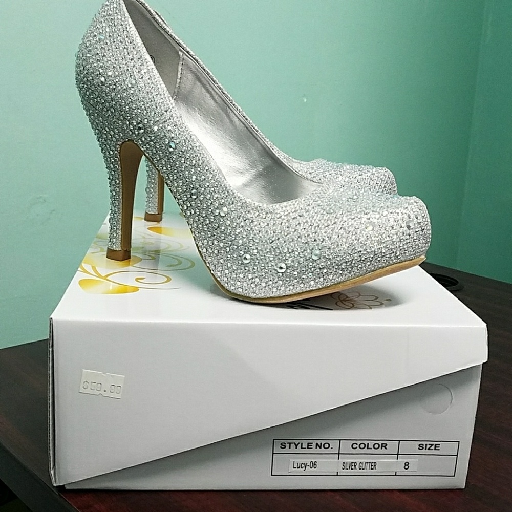 Platinum silver iridescent studded 4" pumps