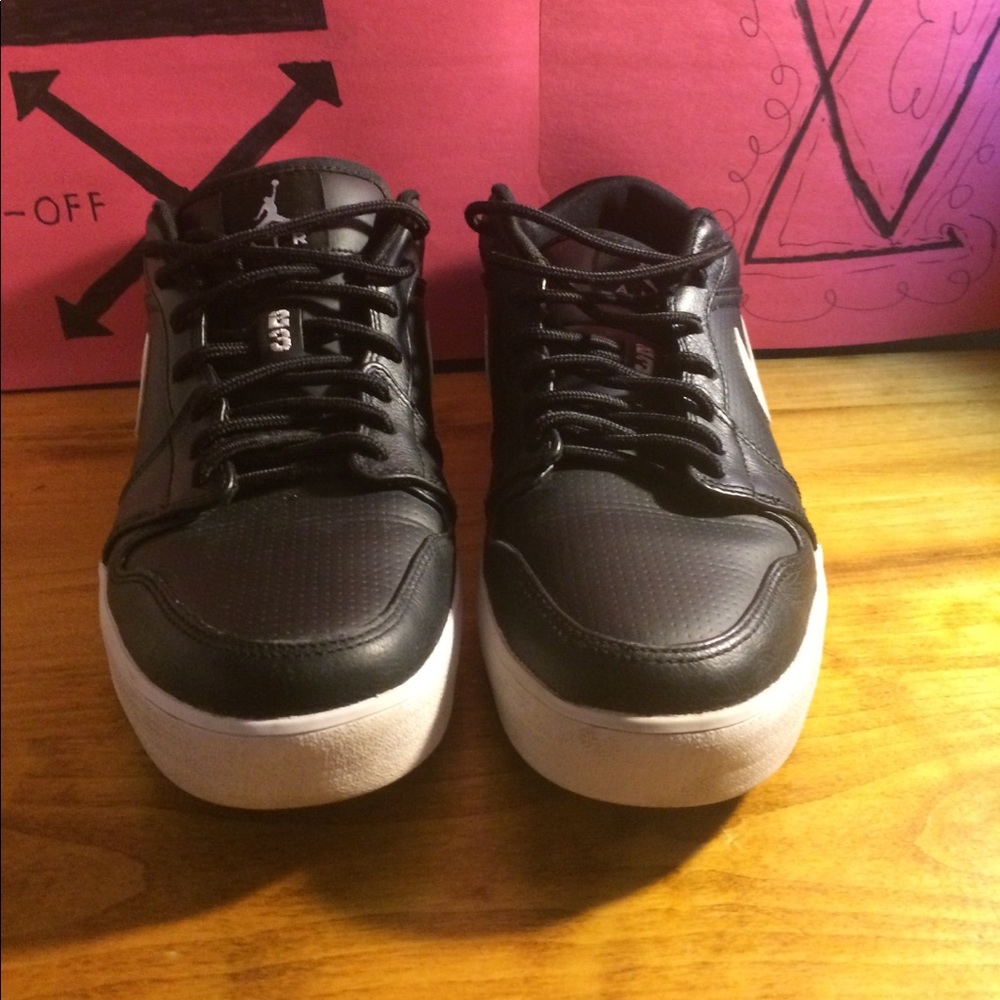 Black Jordan low top