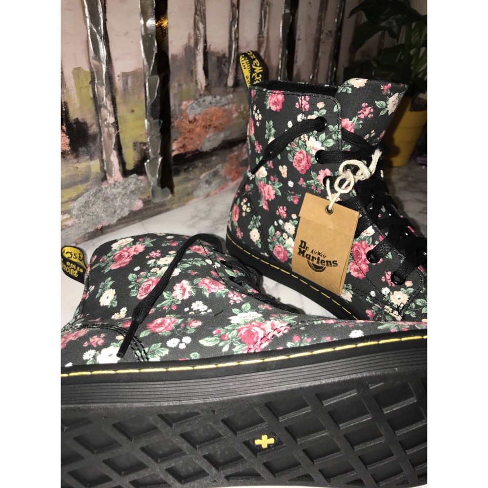 Dr. Martens Floral Boots “Hackney”