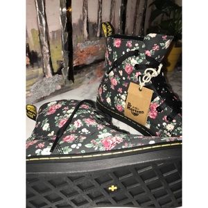 Dr. Martens Floral Boots “Hackney”