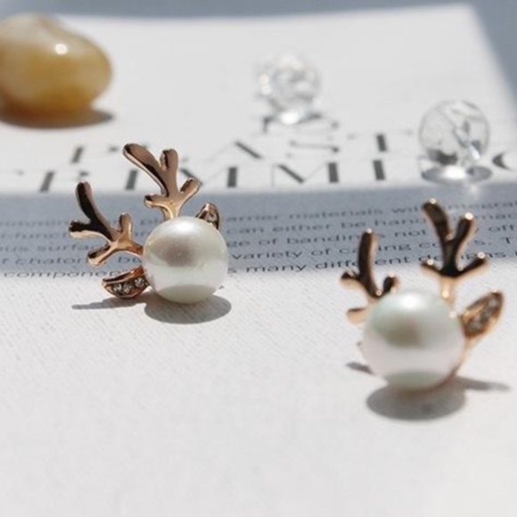 Reindeer Imitation Pearl Stud Earrings Gold Color - Picture 3 of 5