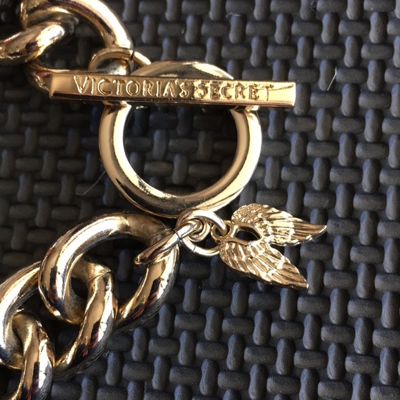 Victoria’s Secret NWOT thick link golden bracelet - Picture 6 of 8