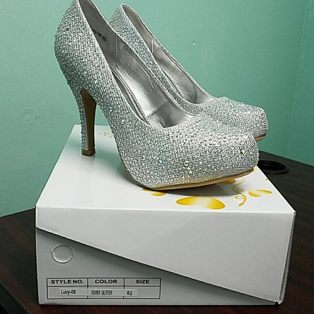 Platinum silver iridescent studded 4" pumps
