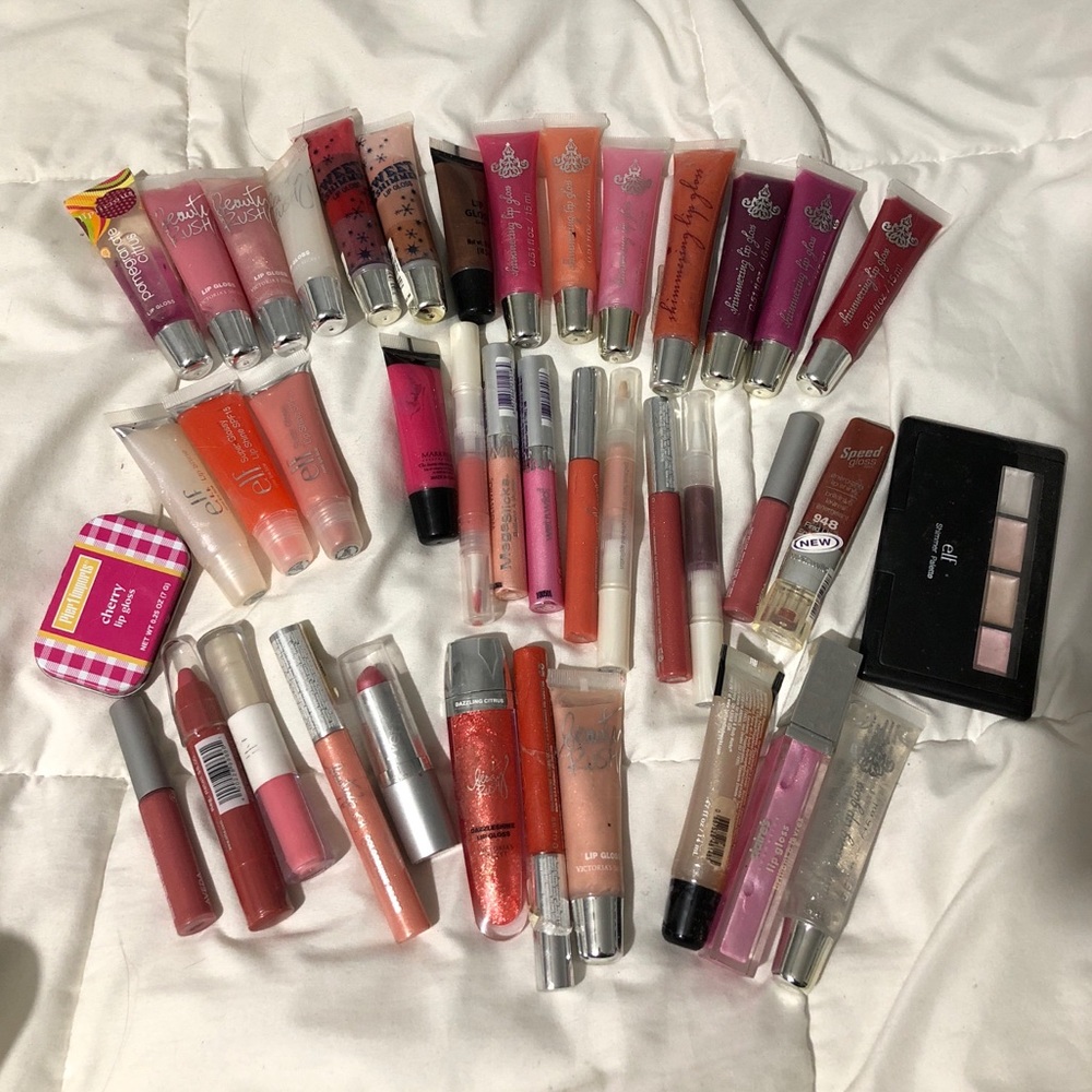 Lots of lip glosses!! Selling altogether
