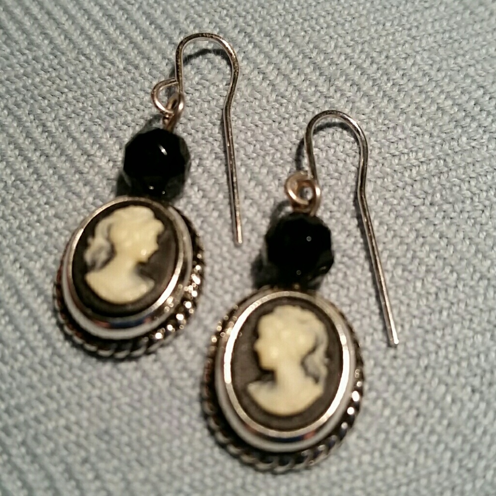 Gorgeous! CAMEO SILVER BLACK EARRINGS!