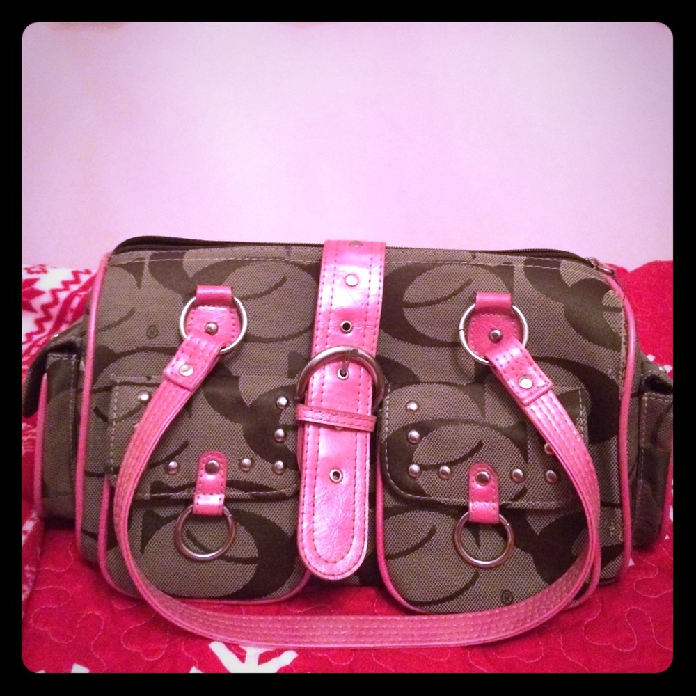 I am selling this really cute coach bag