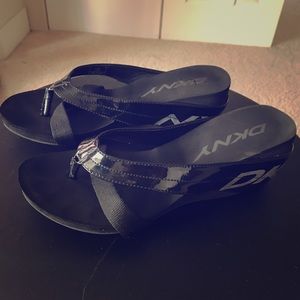 DKNY hugging Sandals