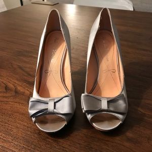 Pour la Victoire Silver peep toe pumps