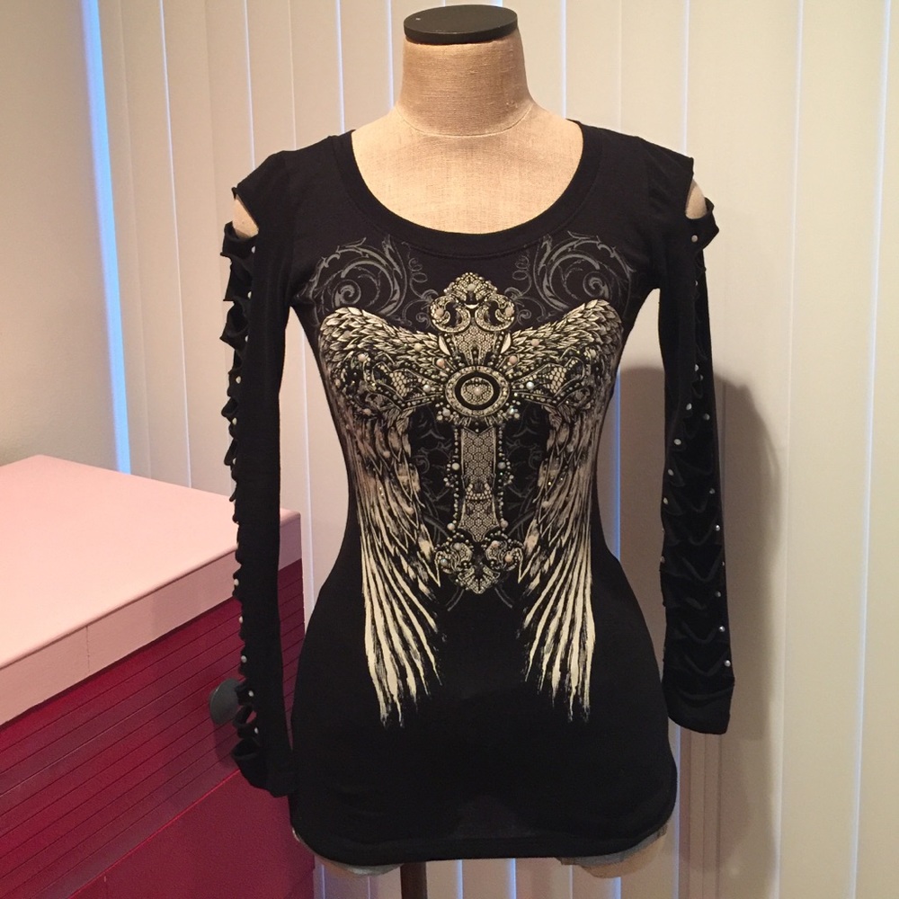 NWOT🖤Sliced up angel wing sparkling gem shirt