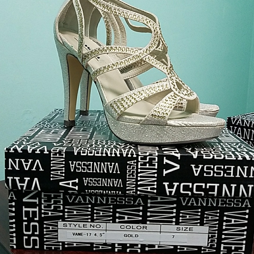 .Champagne gold 4-1/2" w/ gold studs on the straps
