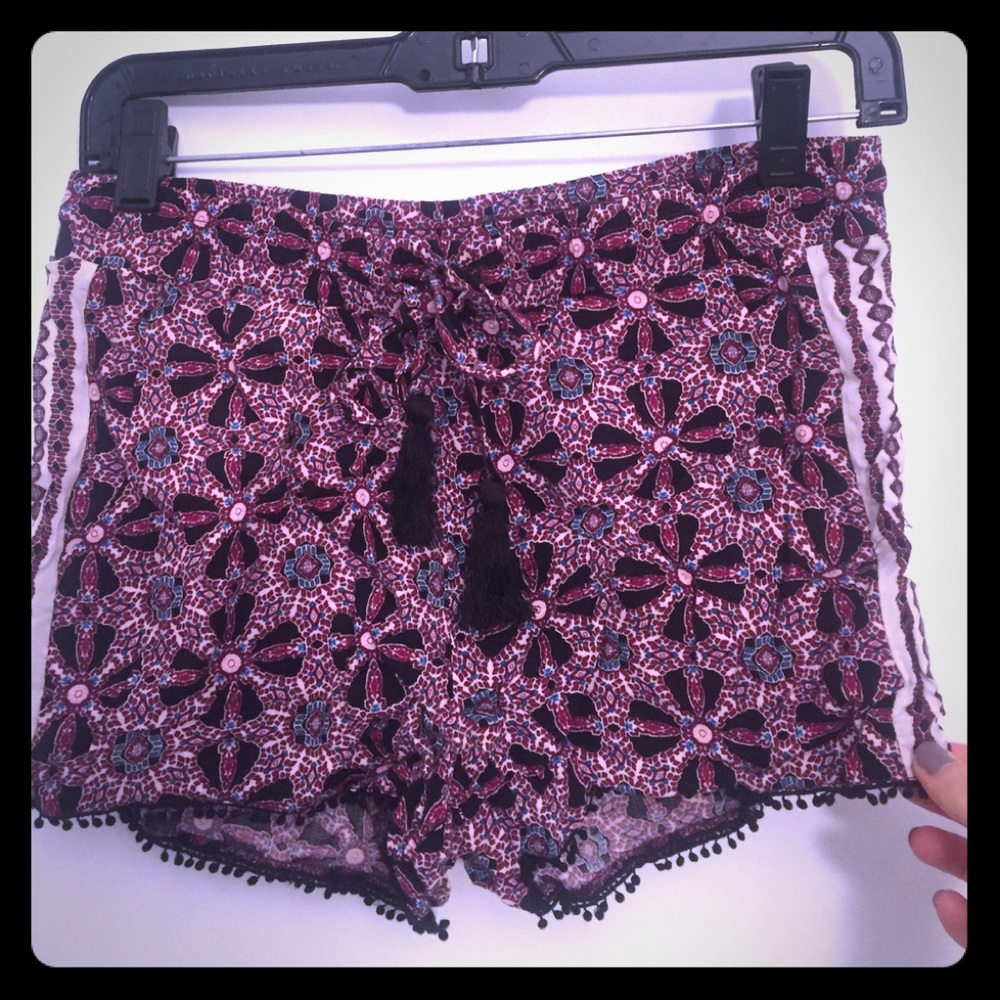 Woven printed short with Pom Pom trim.