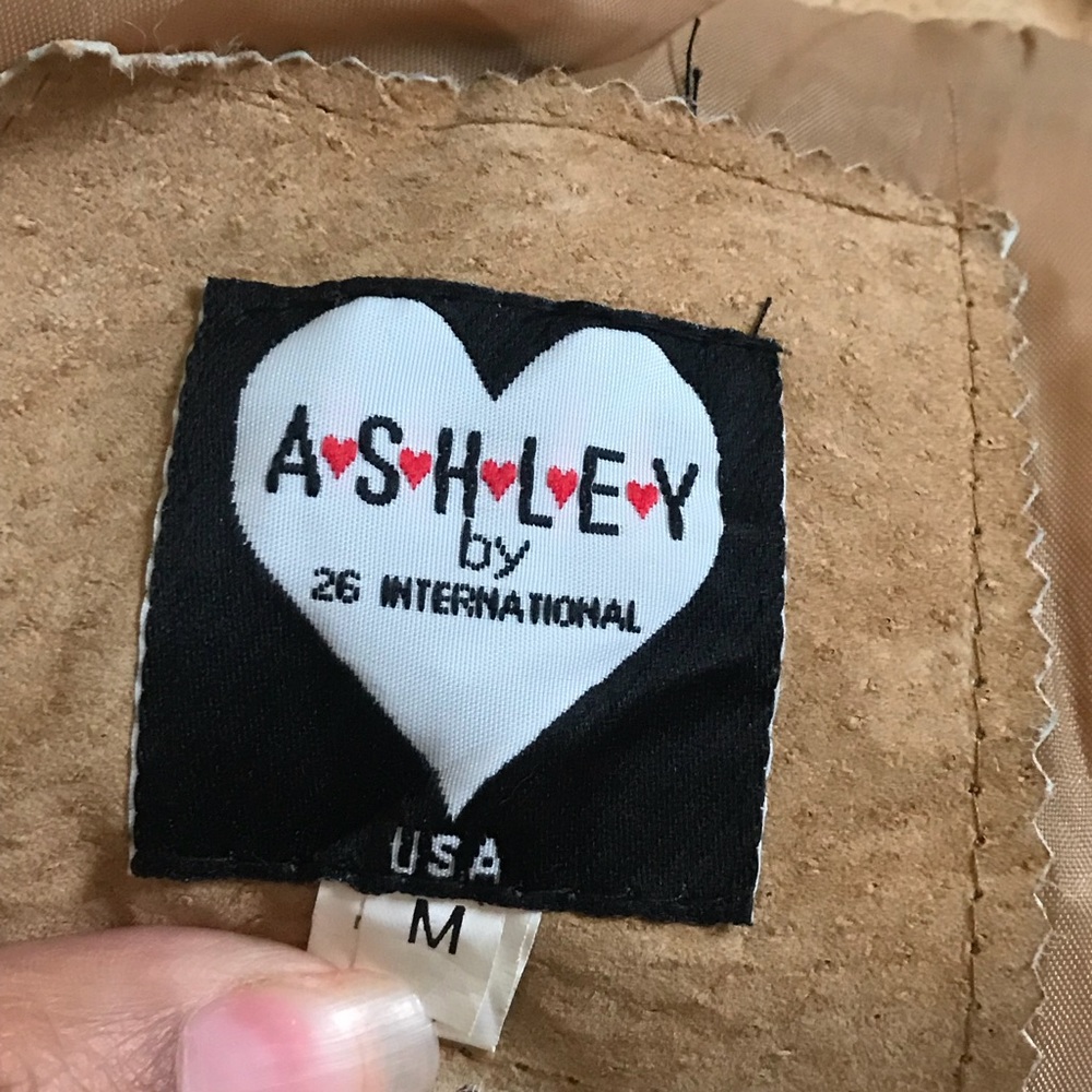 Ashley - Picture 3 of 4