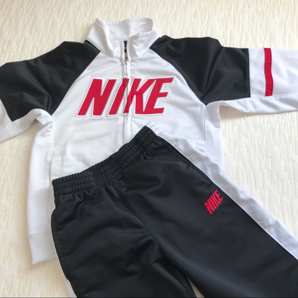 NIKE SWEATSUIT