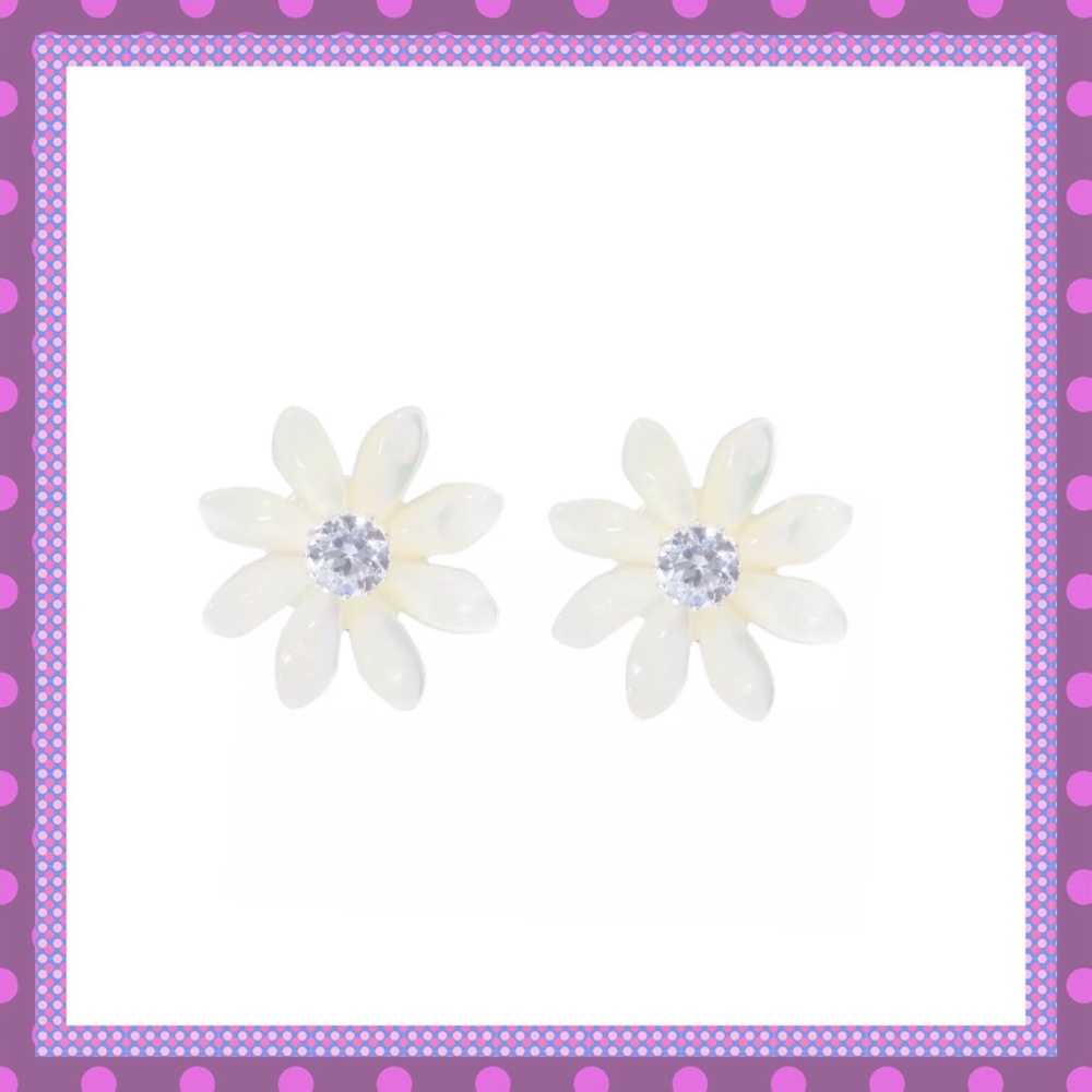 🌼Shell Flowers W/CZ Center Pierced Earrings🌼