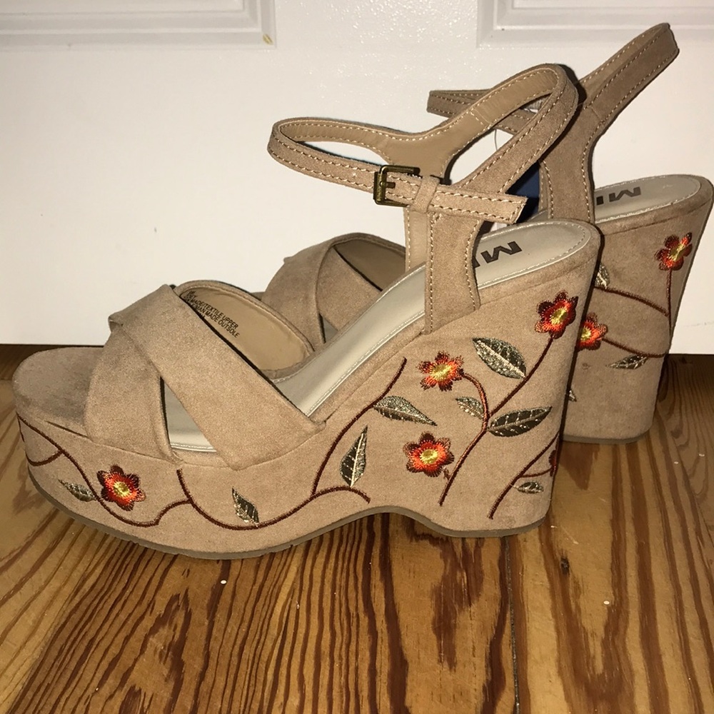 ⭐️Brand New - MIA Tan Floral wedges