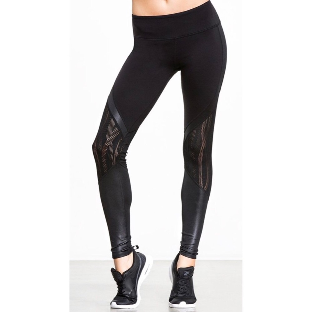 ALO YOGA VITALITY LEGGING