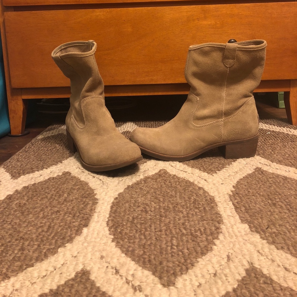 Women’s Tan Suede Ugg boots. Size 9.5.