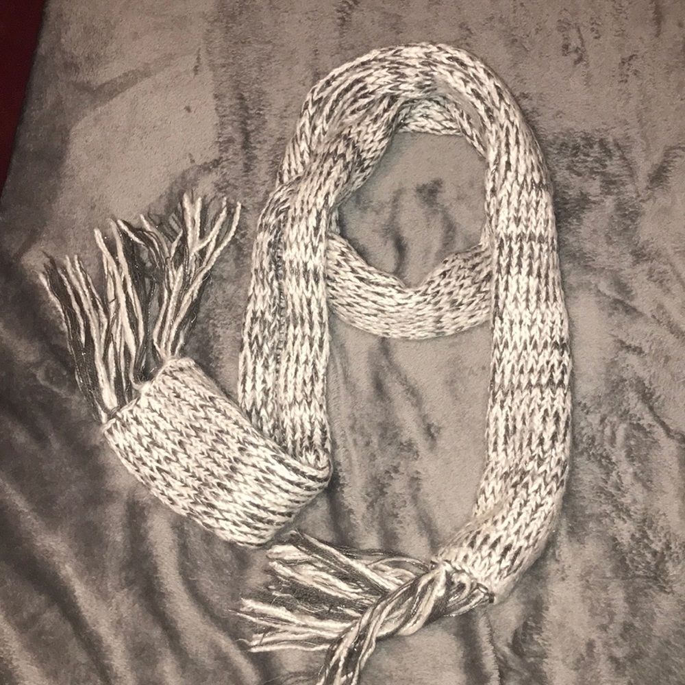 Women’s Knit Scarf
