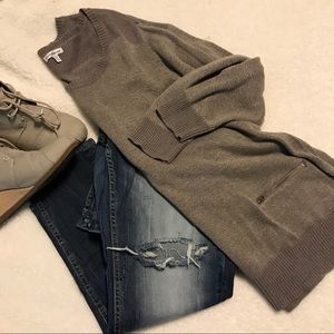 Sweater with zipper pockets