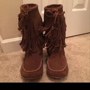 NWOT Minnetonka Moccasin fringe Boots