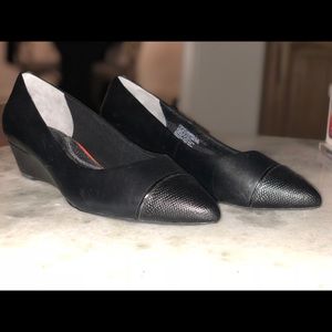 NWOT NEVER WORN cute black 1.5” leather wedge