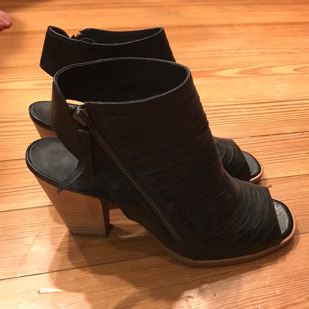 Paul Green Cayanne leather peep toe sandal.