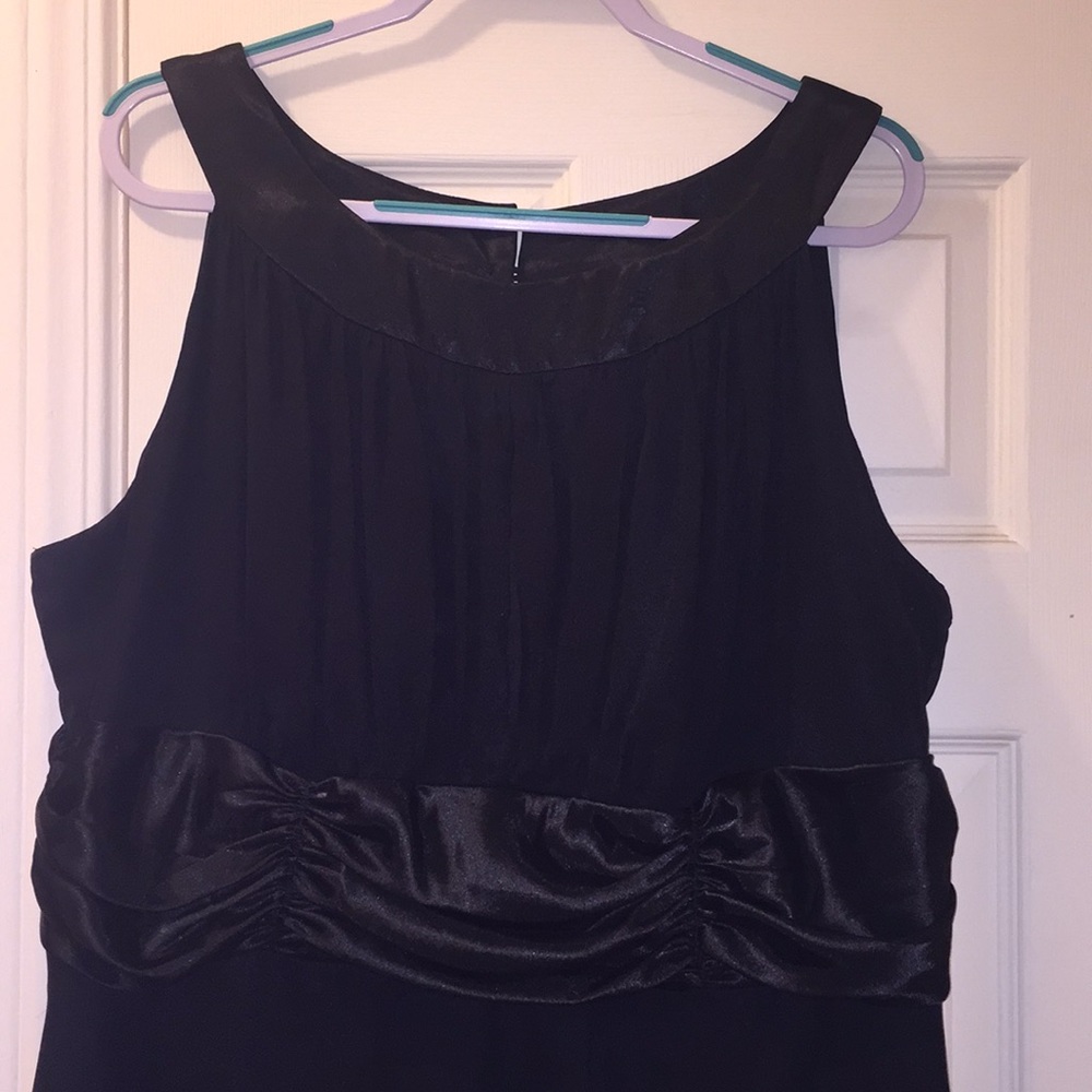 Black party dress with cute details! Avenue Sz 24