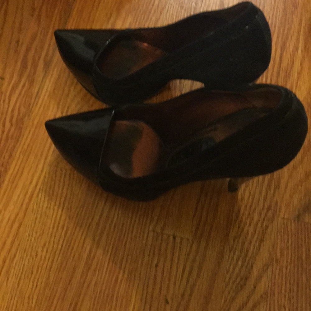 Black pumps