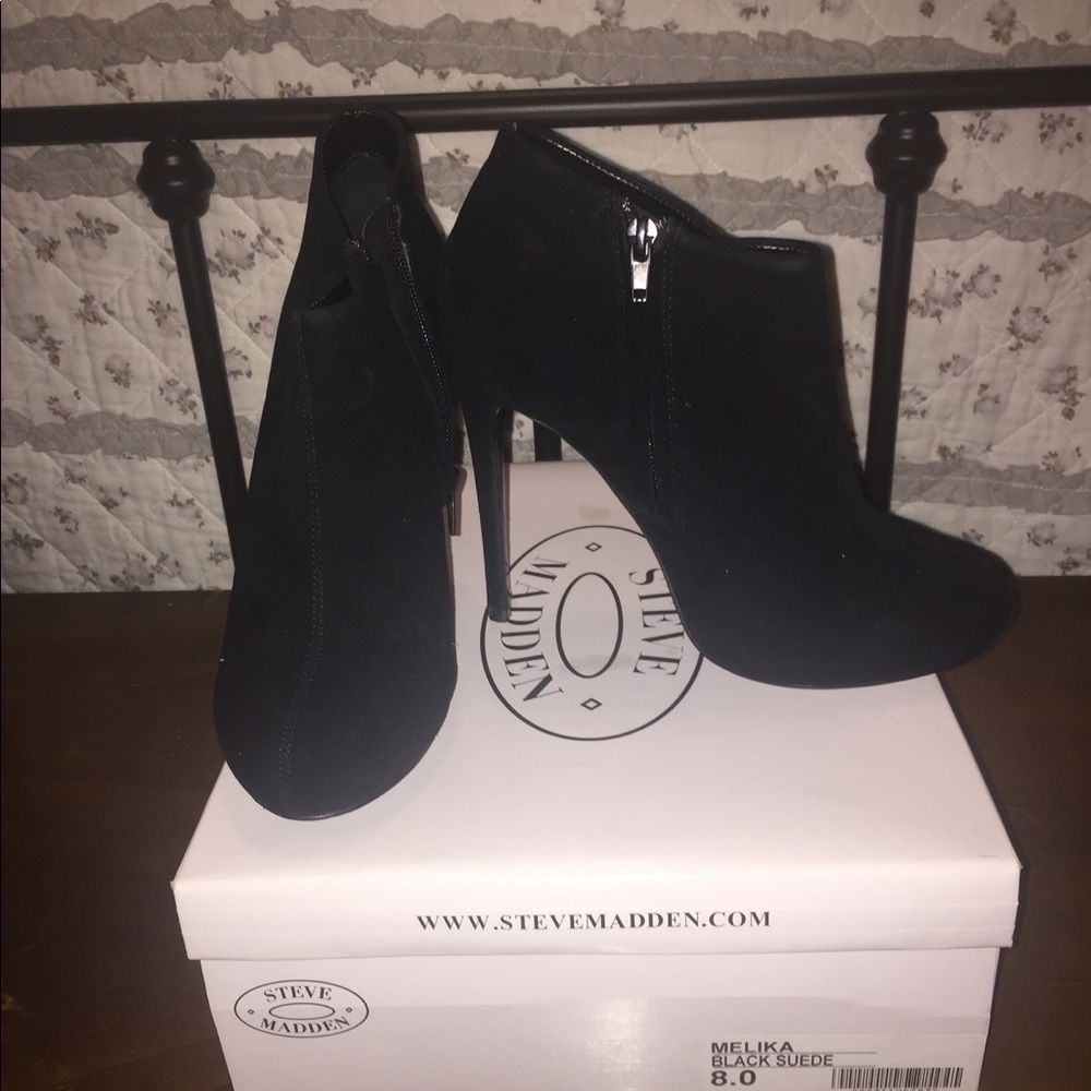 Size 8 Steve Madden suede boogie heel. Worn once!