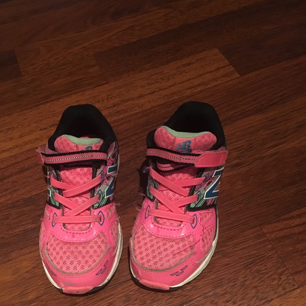 New Balance Toddler Size 9 (hot pink)