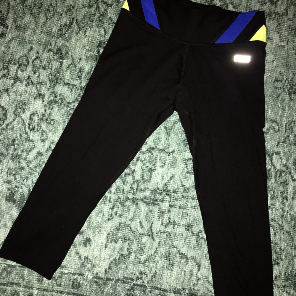 *LAST CHANCE!! CM DEAL* VS PINK Ultimate Yoga Crop
