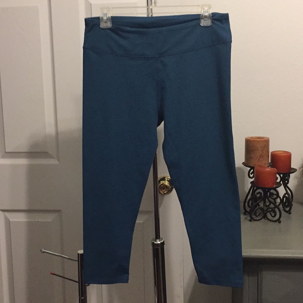 Fabletics SZ L Capri Athletic Leggins