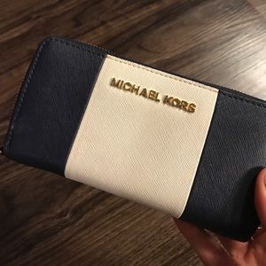 Michael Kors wallet FLASH SALE ✨ price drop