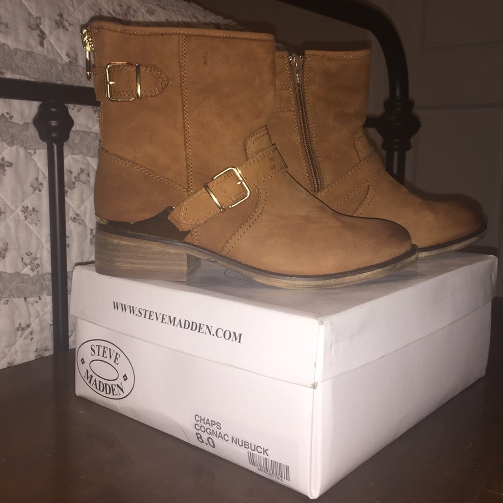 Size 8 combat boot from Steve Madden w/gold strap.