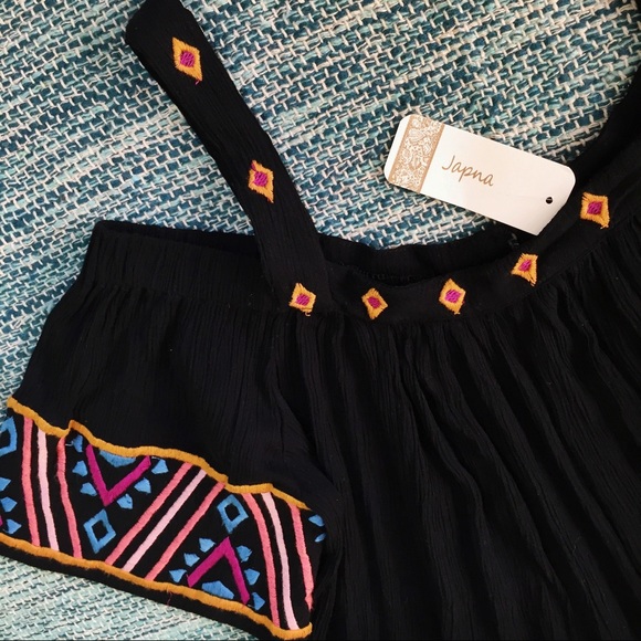 🌻SOLD🌻NWT Japna Cold Shoulder Crop Top - Picture 3 of 6